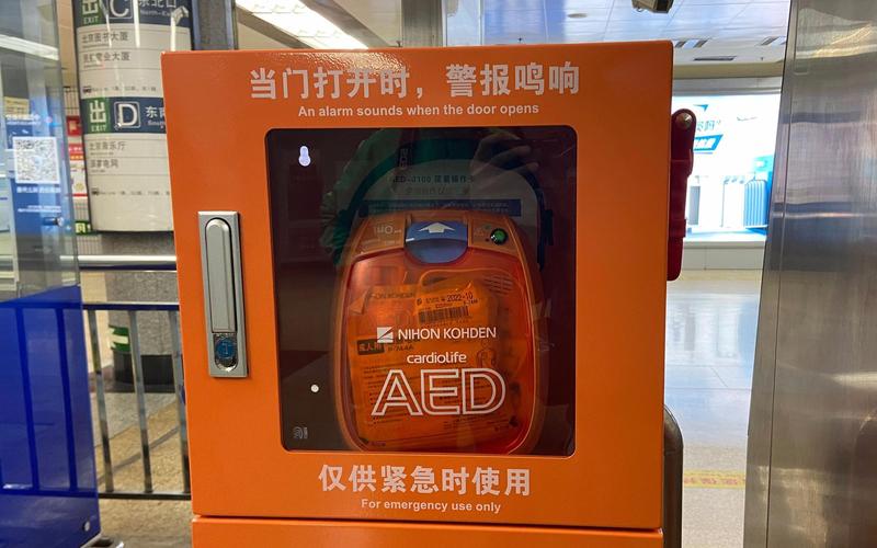 aed设备的使用非常简单,有的设备还有语音提示,按照提示进行操作即可